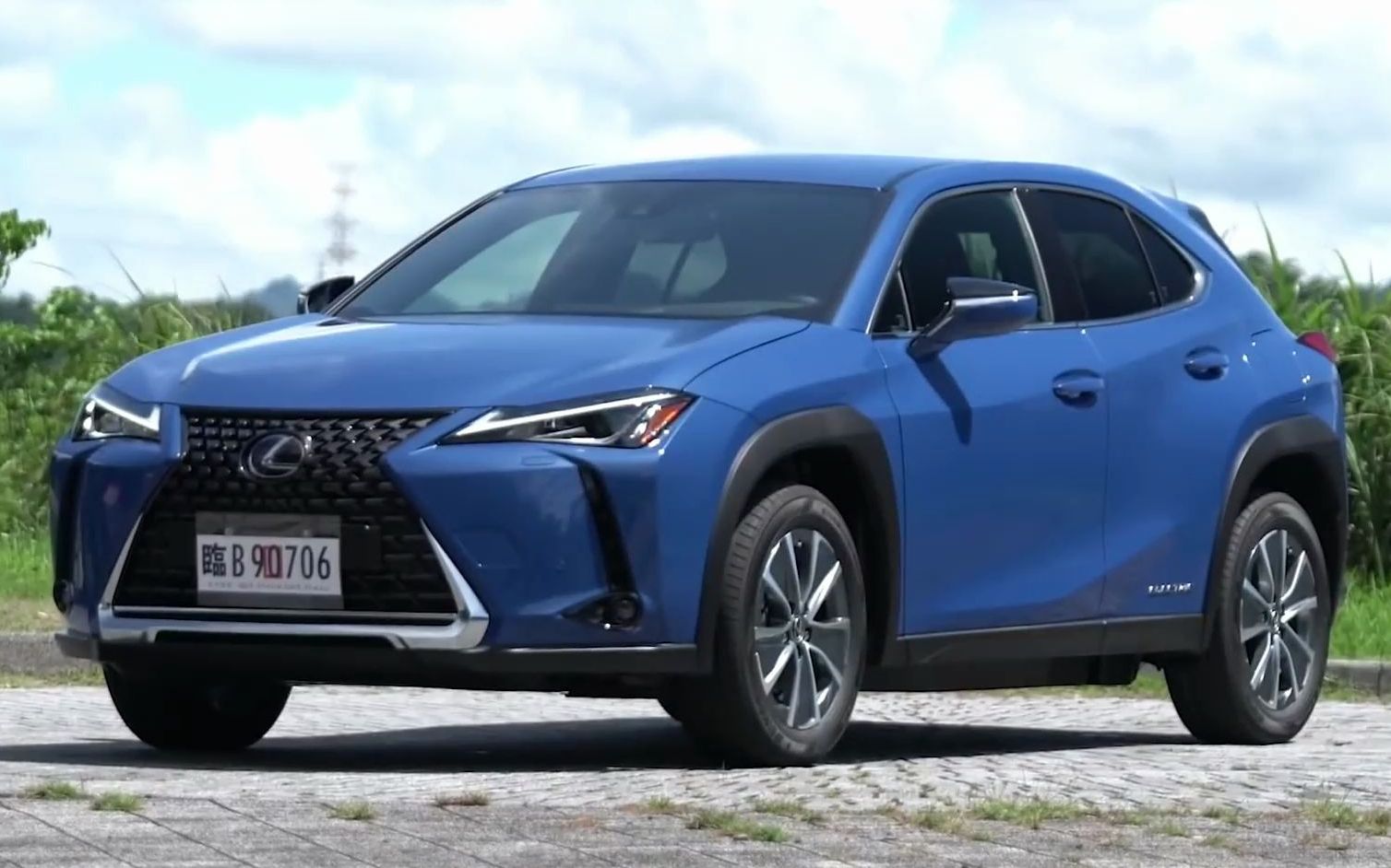 嘉伟哥试驾台版雷克萨斯ux300e_哔哩哔哩_bilibili
