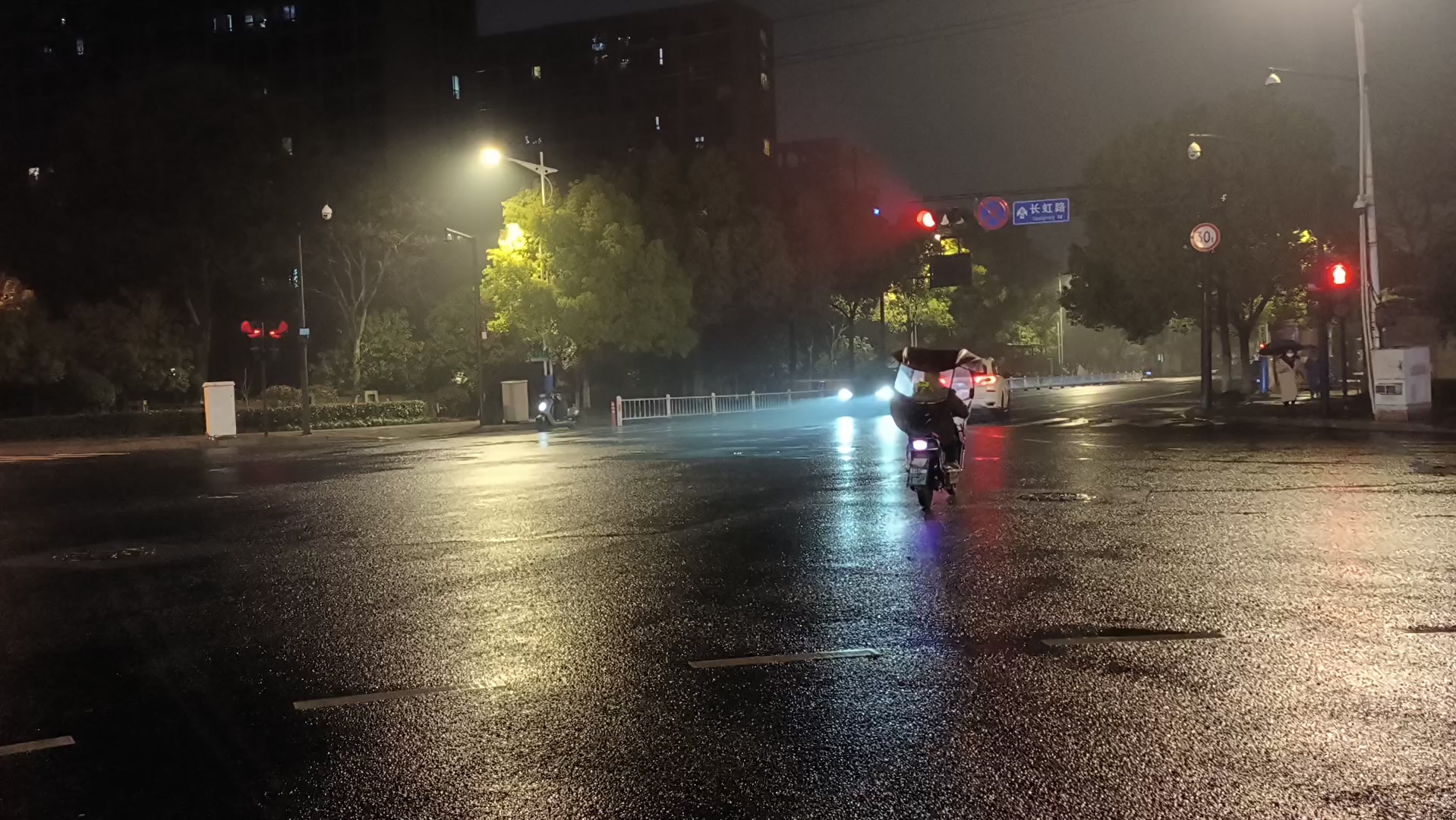 记录一个雨天夜晚的十字路口