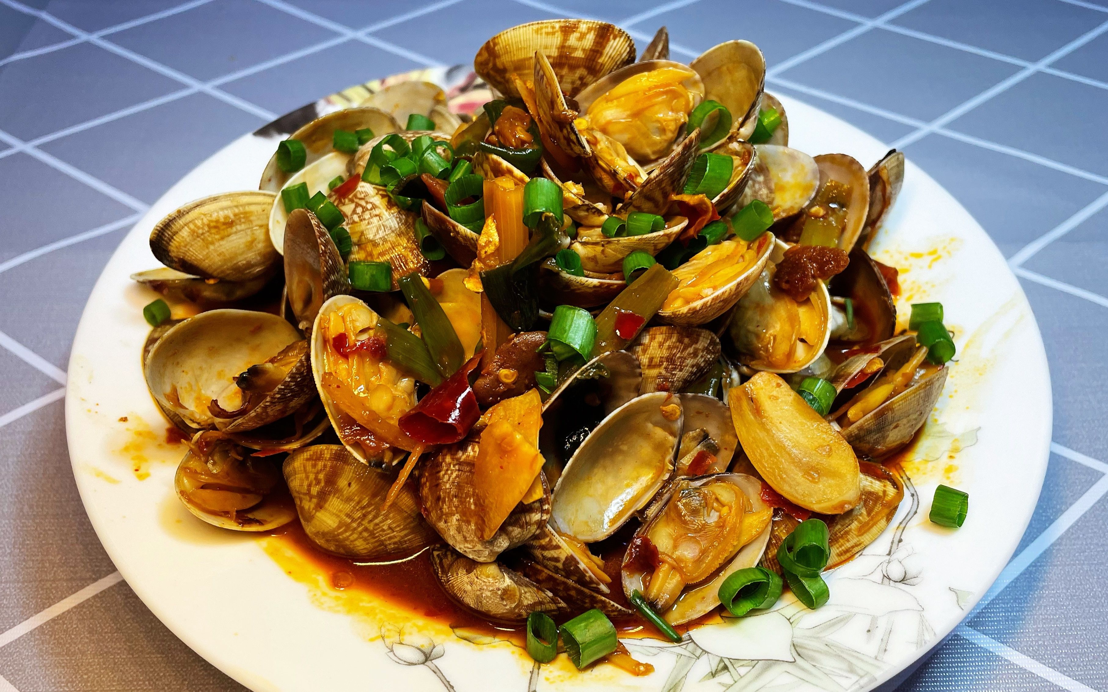 一道酱爆花蛤,配上啤酒,提前感受夏季的美好生活吧!