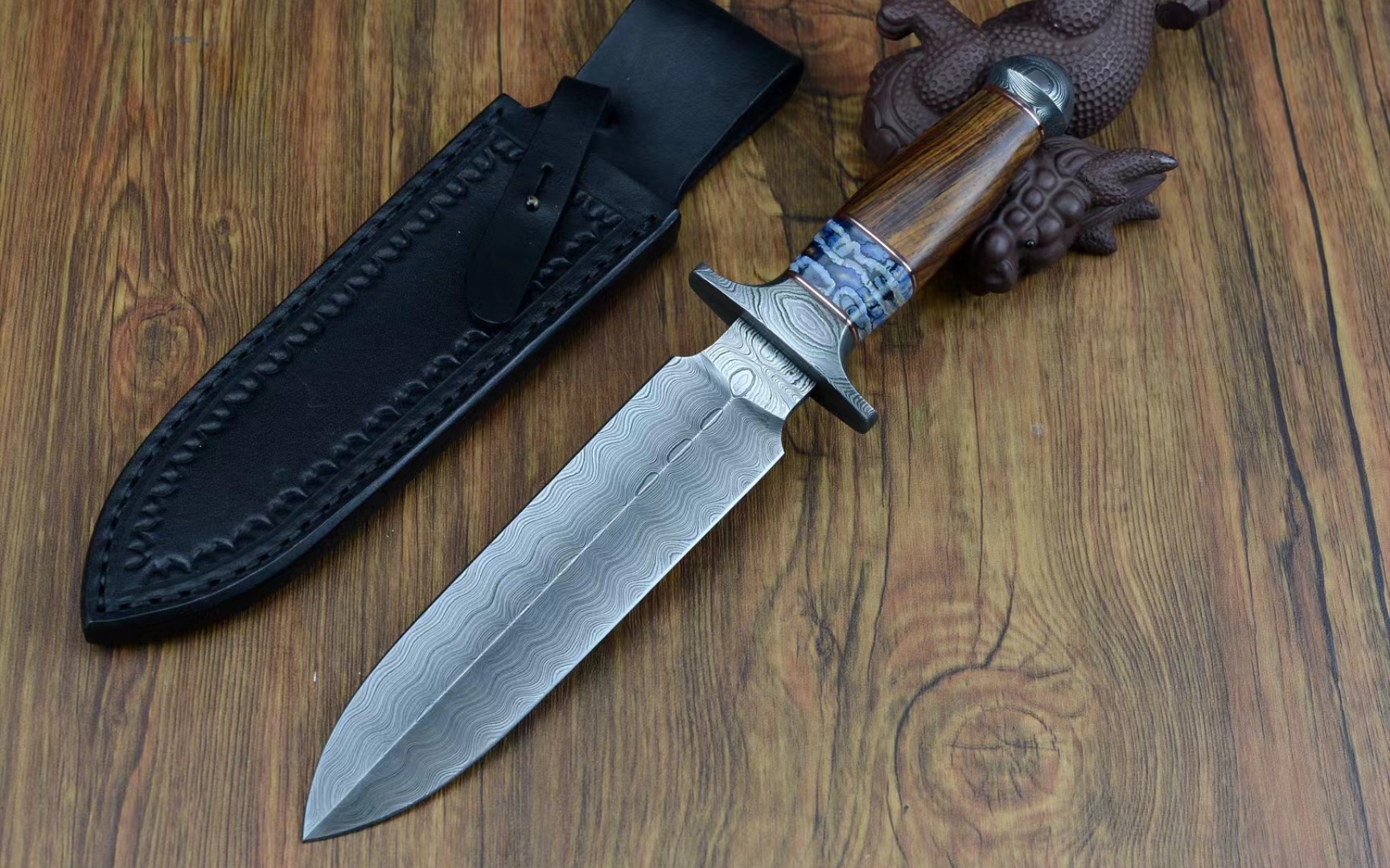 锻造水波纹大马士革短剑全长:305mm刃长:185mm柄长:120mm宽度:42mm