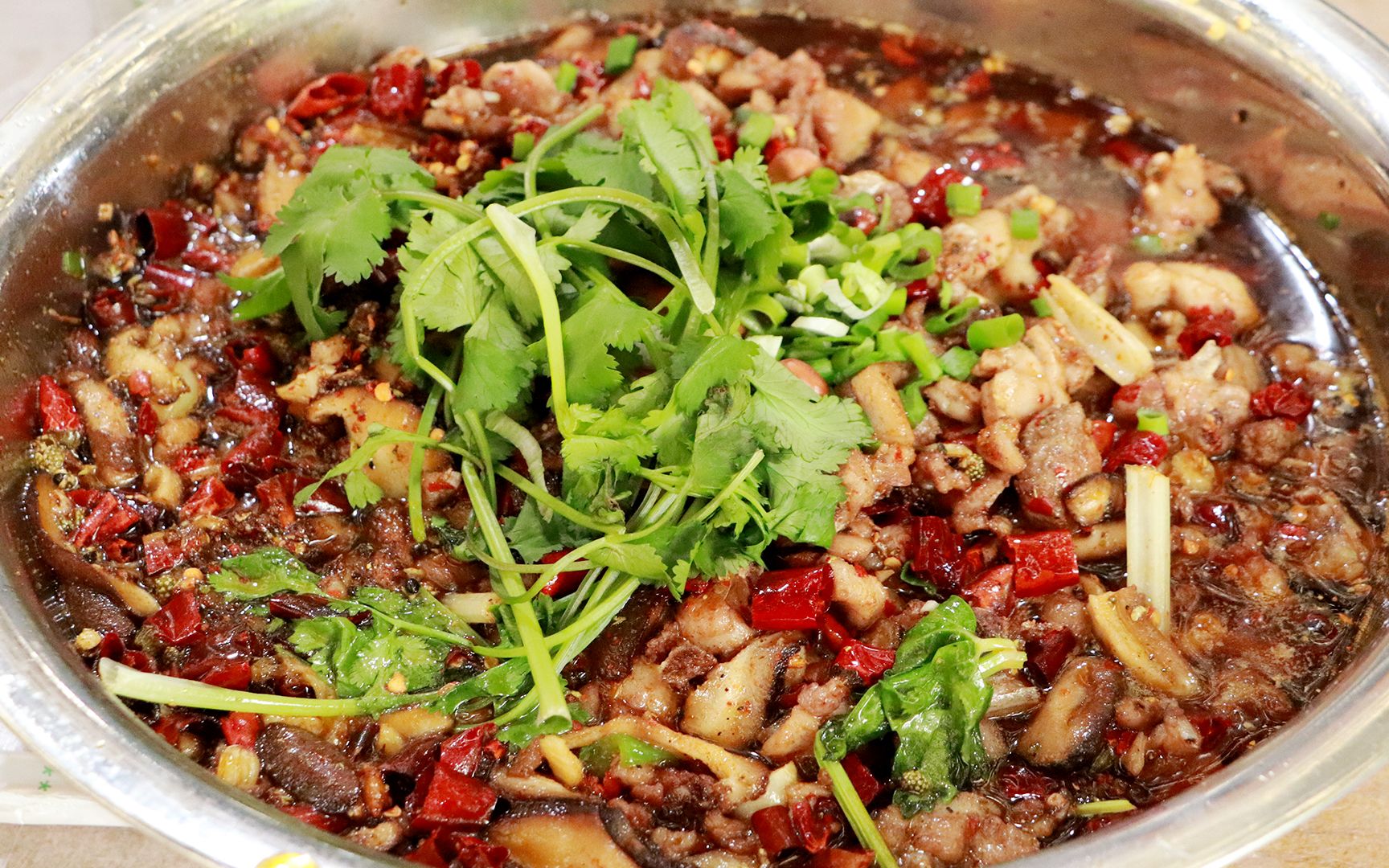 四川大妈厕所旁卖鲜锅兔,80元一大锅,辣到想哭