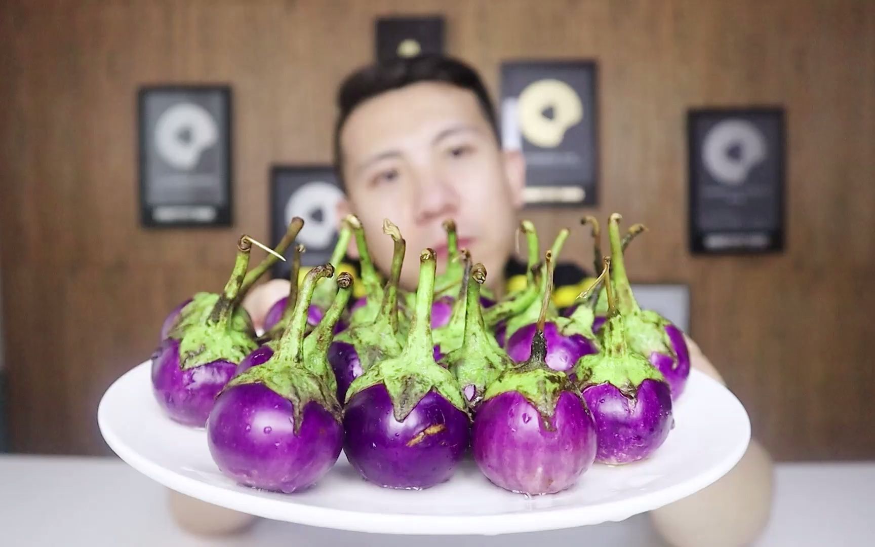 试吃粉丝推荐的"泰国迷你小茄子"翻车小浪哥又一次翻车了!