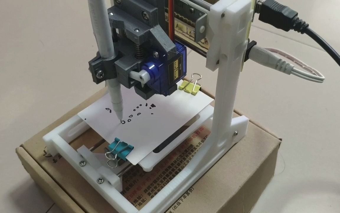 自制的激光雕刻机换下激光头改成简易舵机驱动的笔夹,马上变身迷你