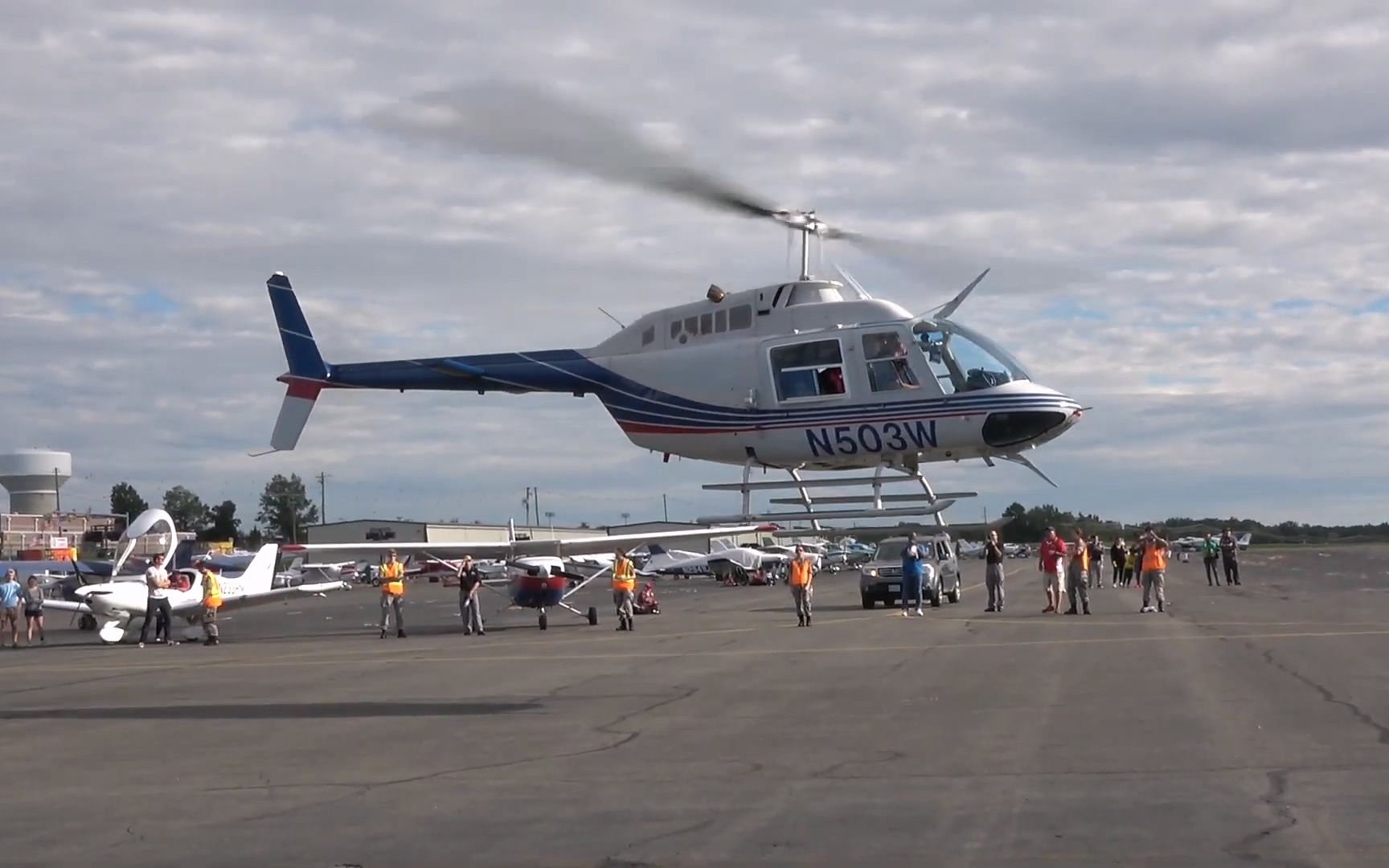 贝尔206直升机离开利斯堡