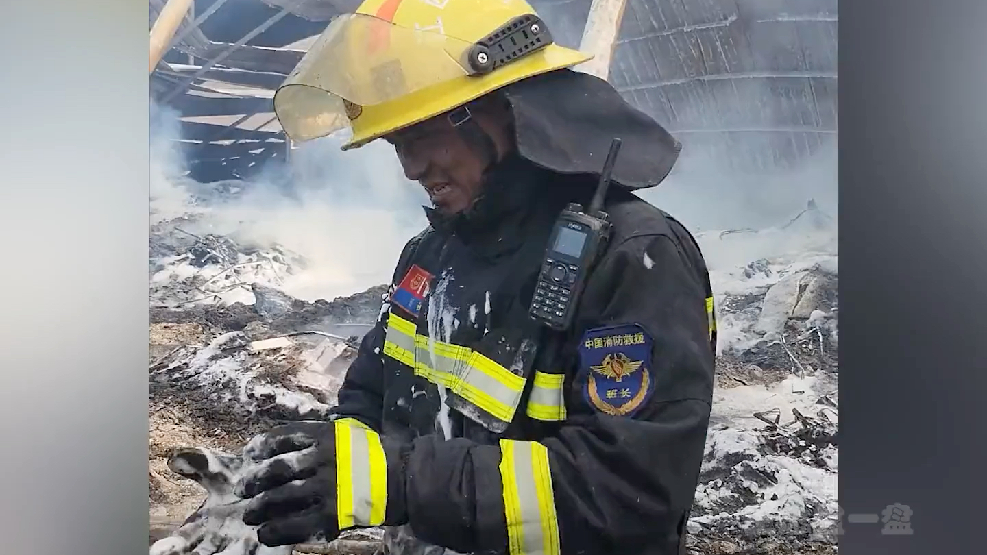 消防员出警后独一无二的素颜,烟与火中,让他们有了特殊的妆容..
