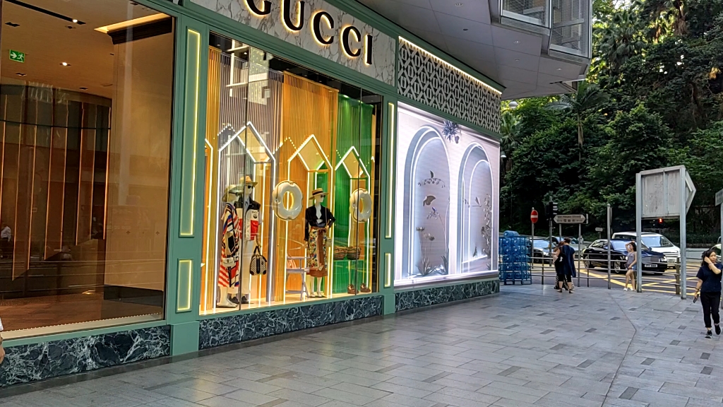 香港的古驰店进都不敢进呀