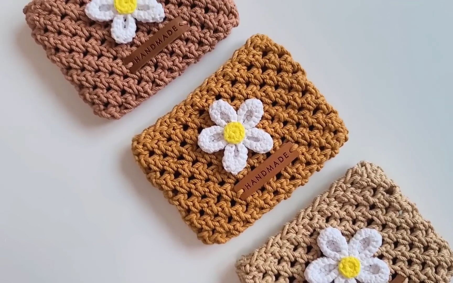 【钩编教程】太好看了,一步一步教你编织雏菊图案棉线包钩针卡片钱包
