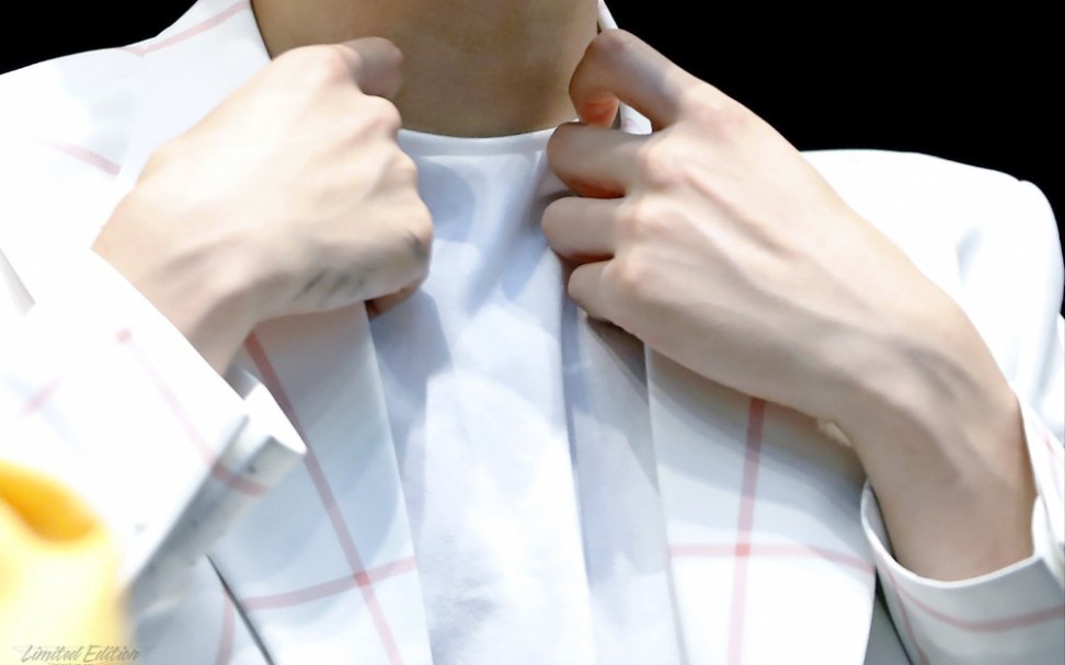 金南俊防弹少年团手那么好看我牵一下怎么了