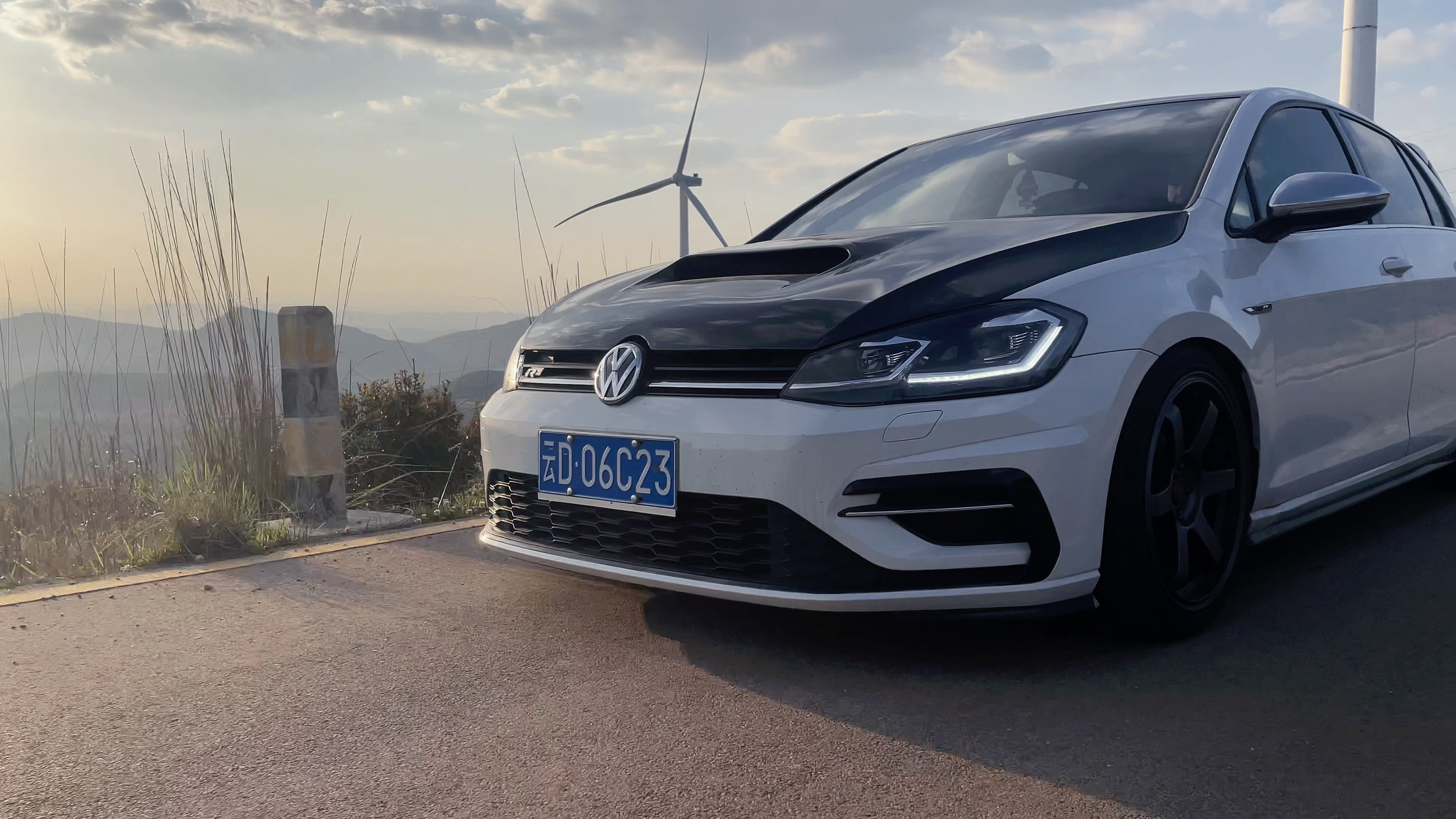 半晚六点 太阳坠落地平线 高尔夫rline特写