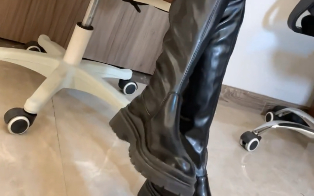 这靴子热的我一身汗,袜子都汗湿了!