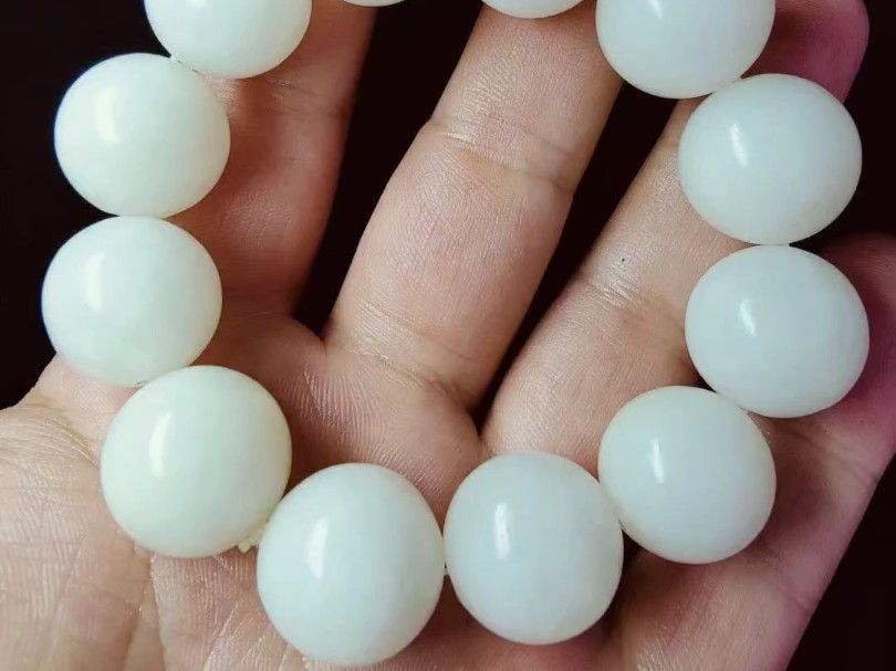 和田白玉手串,玉质白润细腻,油亮精美,直径18厘米,喜欢的留言