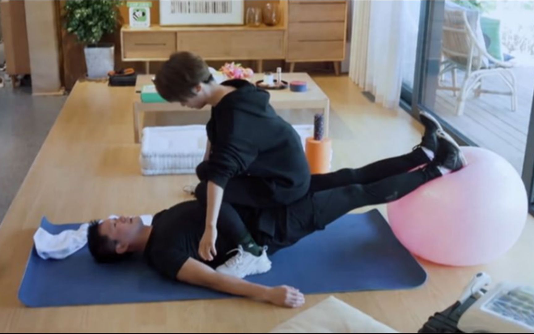 吴京健身时让谢楠坐他肚子上,谢楠下秒的动作,网友直呼:不敢看