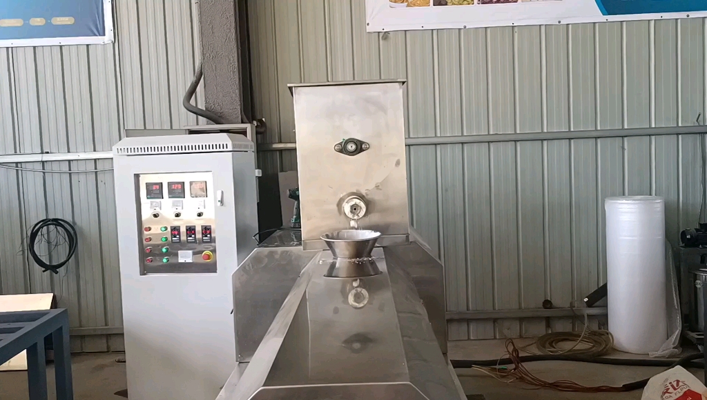 休闲小吃江米条加工膨化机车间实拍 膨化零食江米条生产机器设备