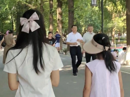 今天陪女儿高一新生报名,黔阳一中环境和氛围都很好,报名人很多,开了家长会,到11点结束,关键我们去早餐没来及吃被饿得不行了哔哩哔哩bilibili