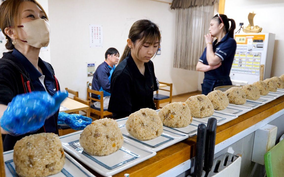 【日本美食】爆卖巨大饭团!由女店员们用心制作!大受学生和蓝领们欢迎的乌龙面店哔哩哔哩bilibili