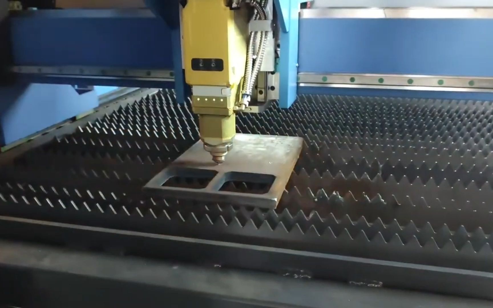 6000w光纤激光切割机氧气切割20mm碳钢