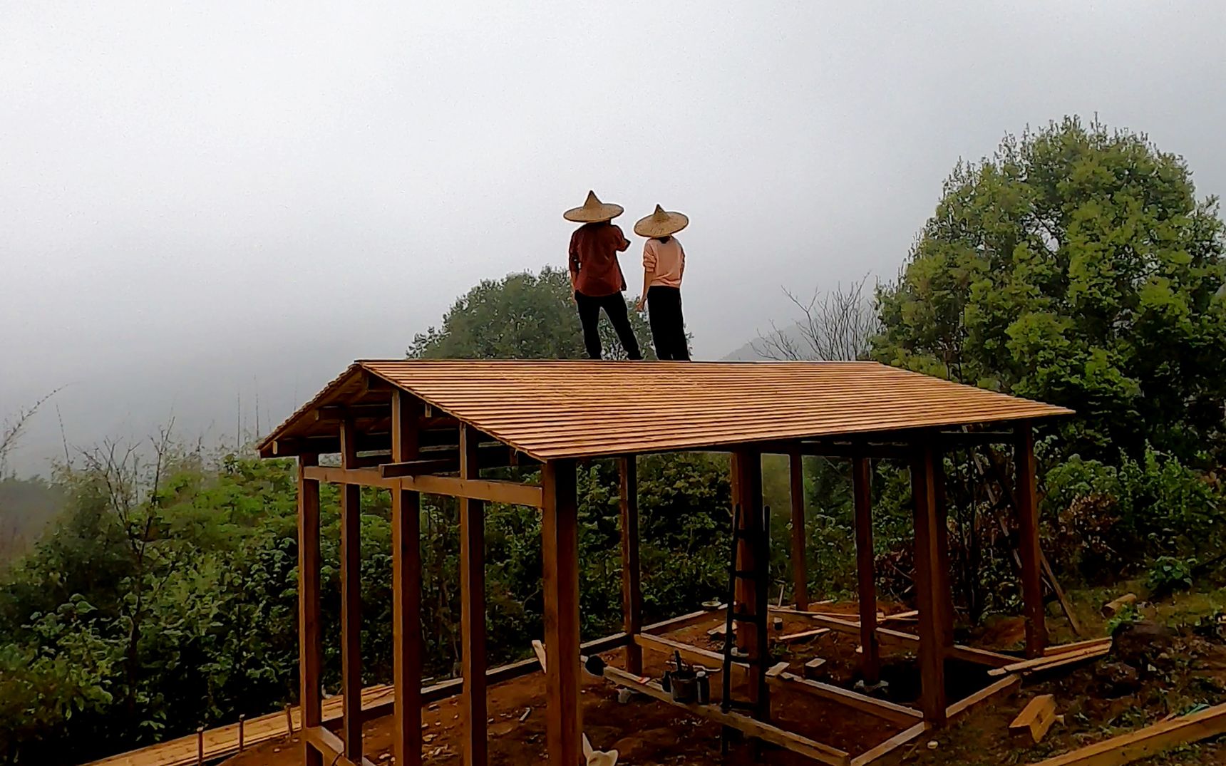 小夫妻亲手盖木屋,雨中完成屋顶施工,屋顶上的风景令多少人向往哔哩哔哩bilibili