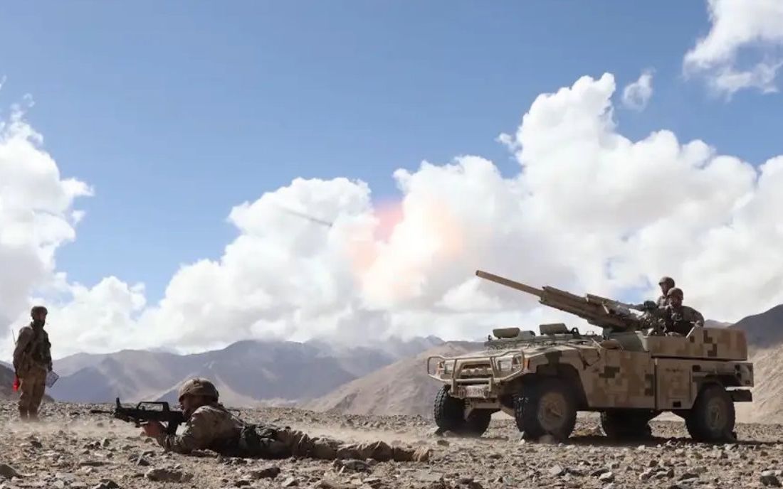 解放军车载速射迫击炮实弹射击