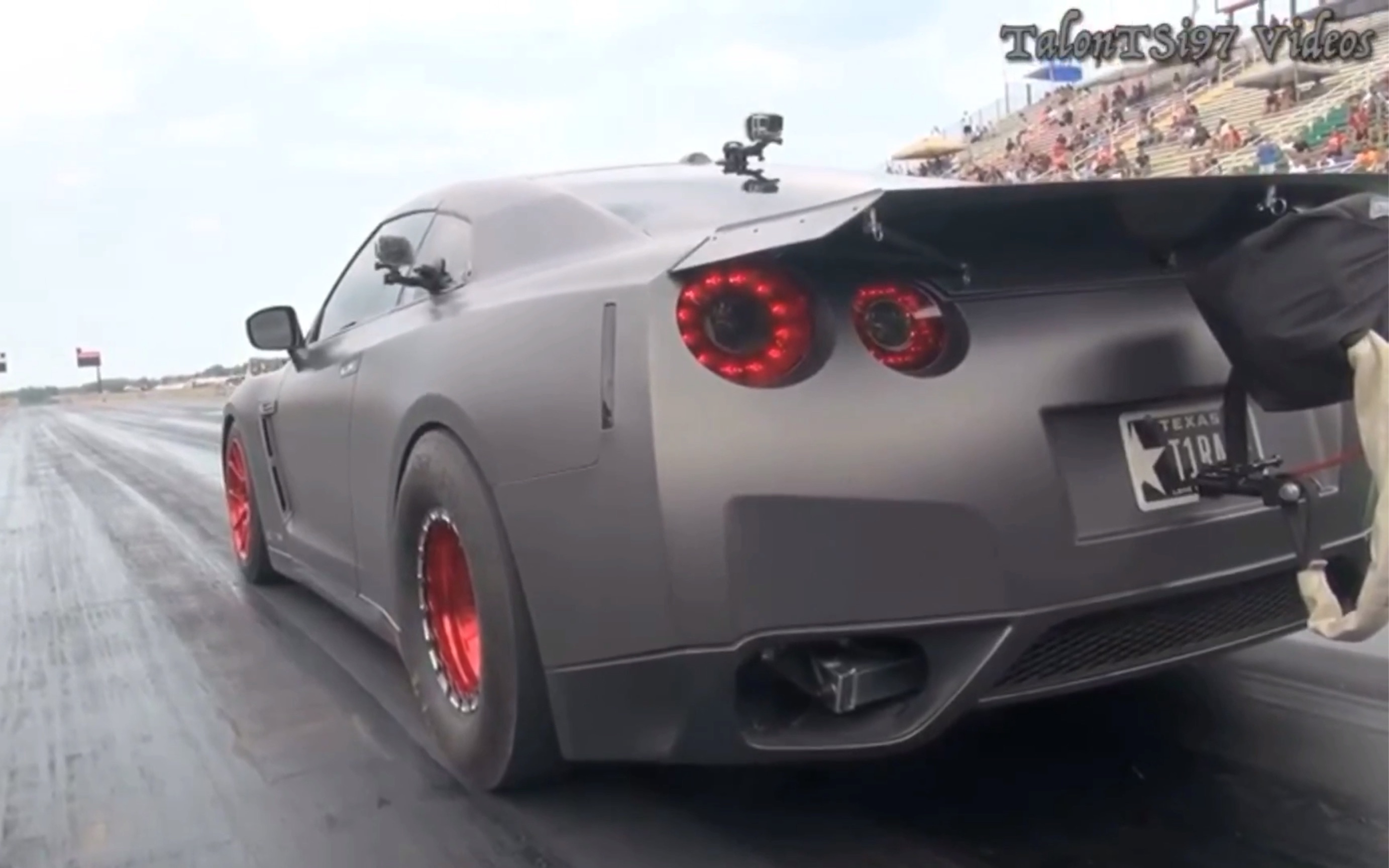 来见识下爆改后2100匹马力的gtr!得带降速伞保命!