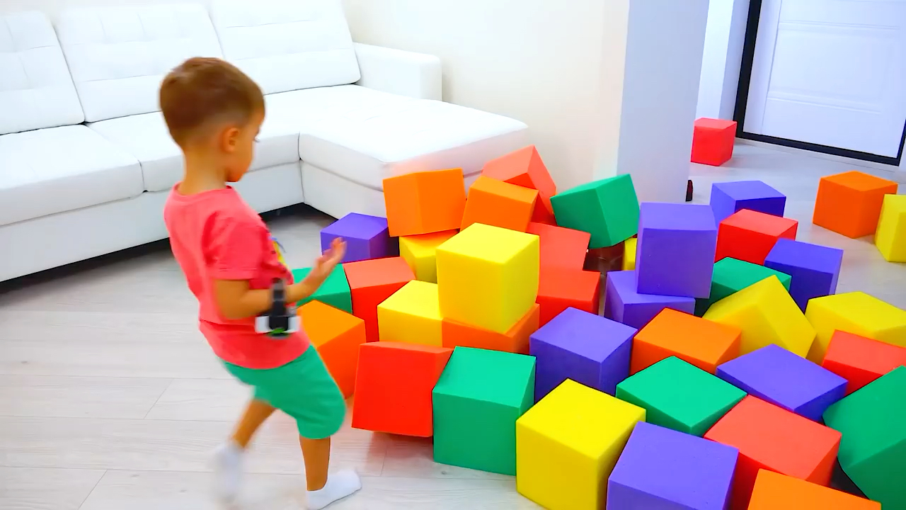 [图]弗拉德兄弟和妈妈玩彩色方块 Nikita, Vlad and Mom Play with colored cubes