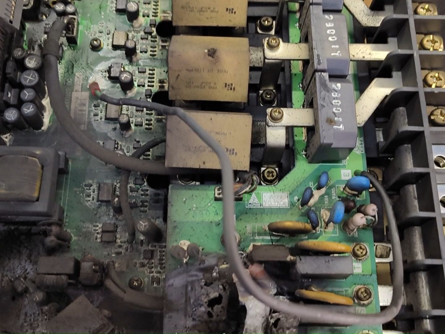 启点工控数控机器人维修师傅工作日常看看炸机变频器内部多么恐怖