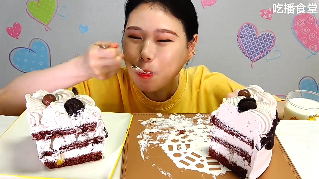 韩国吃播卡妹,吃巧克力蛋糕搭配牛奶(下)_哔哩哔哩_bilibili