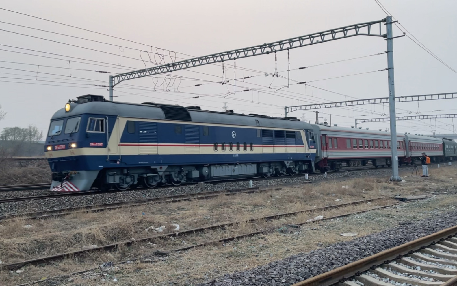 东风8b牵引长钢轨专列通过石南