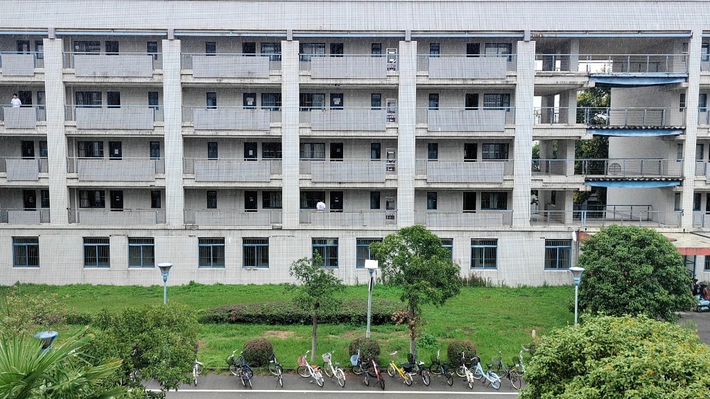 大学生对雨的渴望,且听南邮宿舍楼的欢呼_哔哩哔哩_bilibili