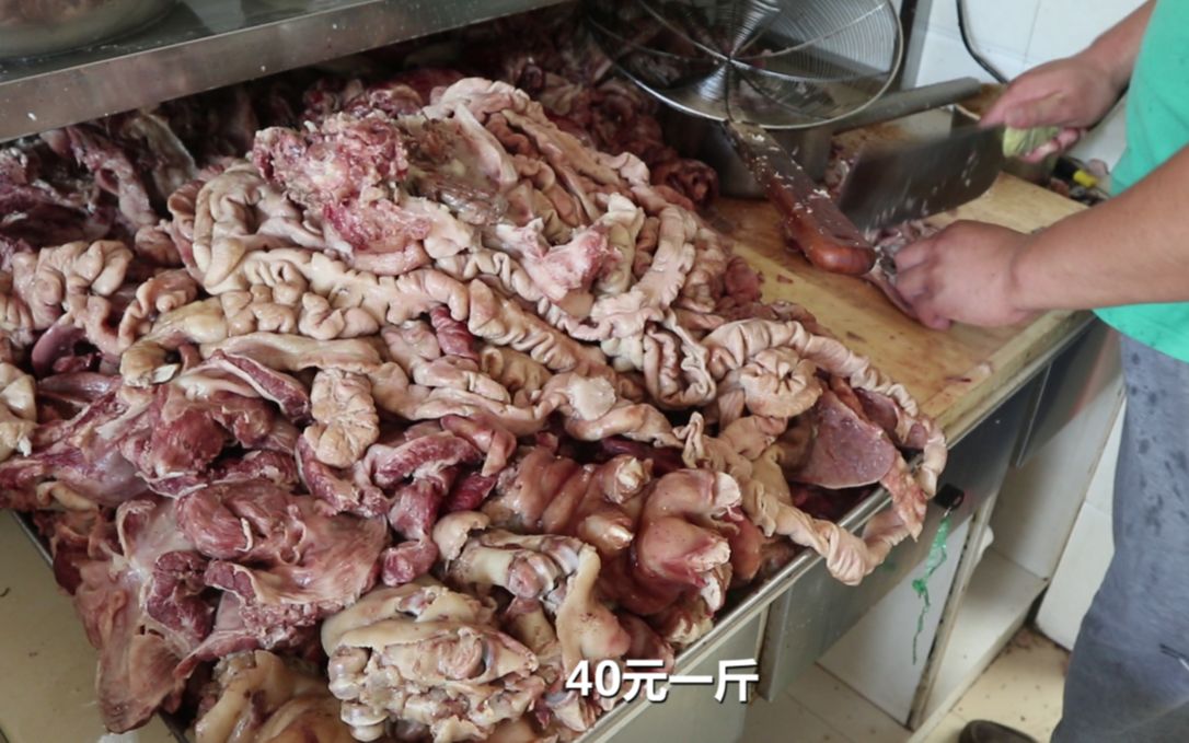 农村霸气的全猪宴,猪下货堆成山,40元一斤,人均20元排队买_哔哩哔哩