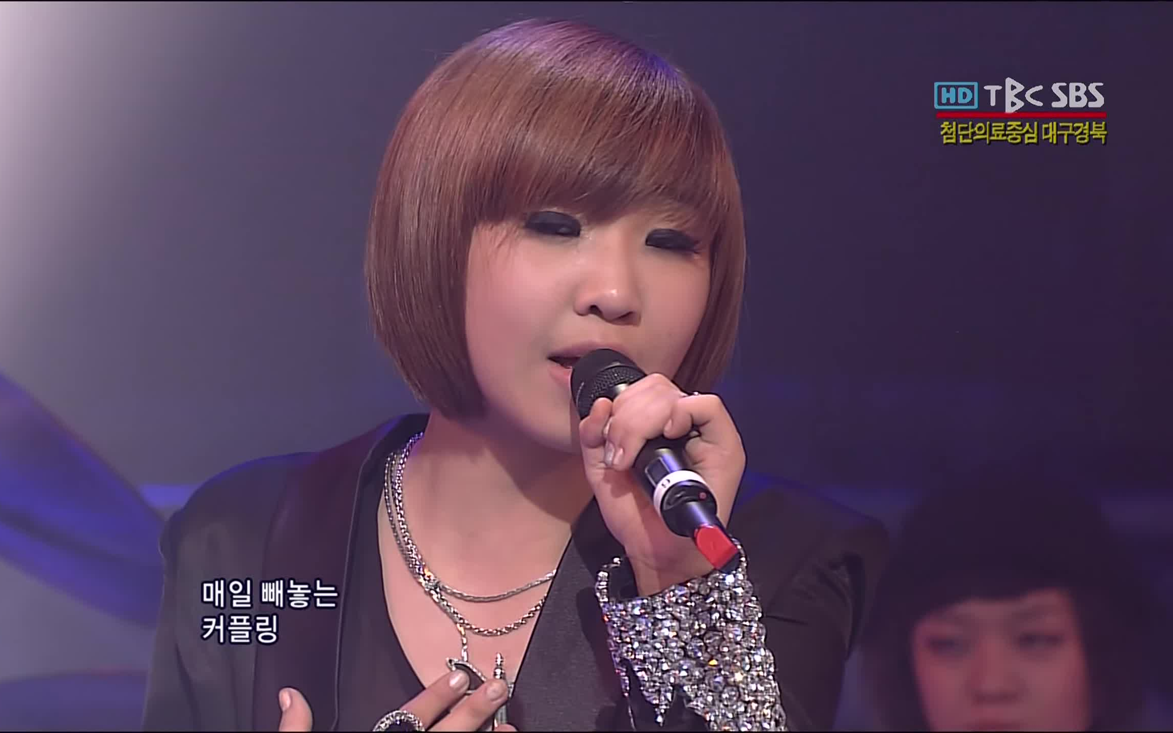 [图]2NE1 - I Don't Care (人气歌谣 Live)