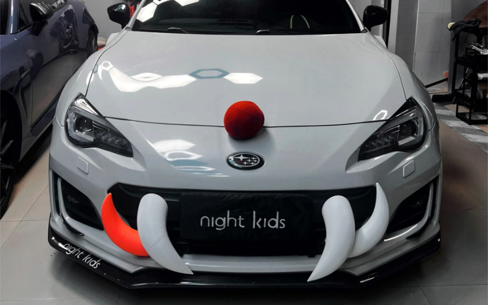 又进化出两颗大虎牙