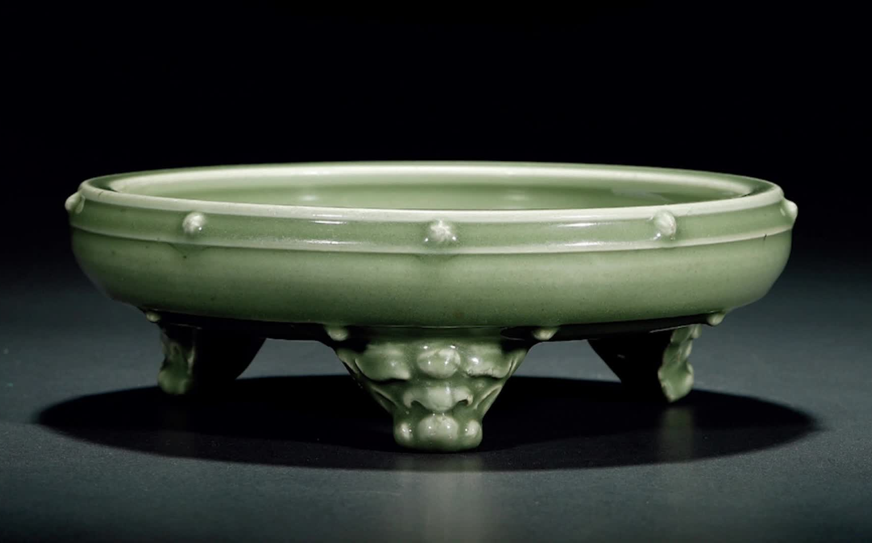 龙泉青瓷瓷物志元龙泉窑三兽足鼓钉洗(西泠印社)