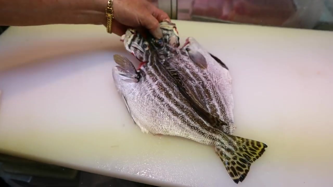 日本街头食品 - 厚唇石鲈鱼 海鲜披萨_哔哩哔哩 (゜-゜)つロ 干杯