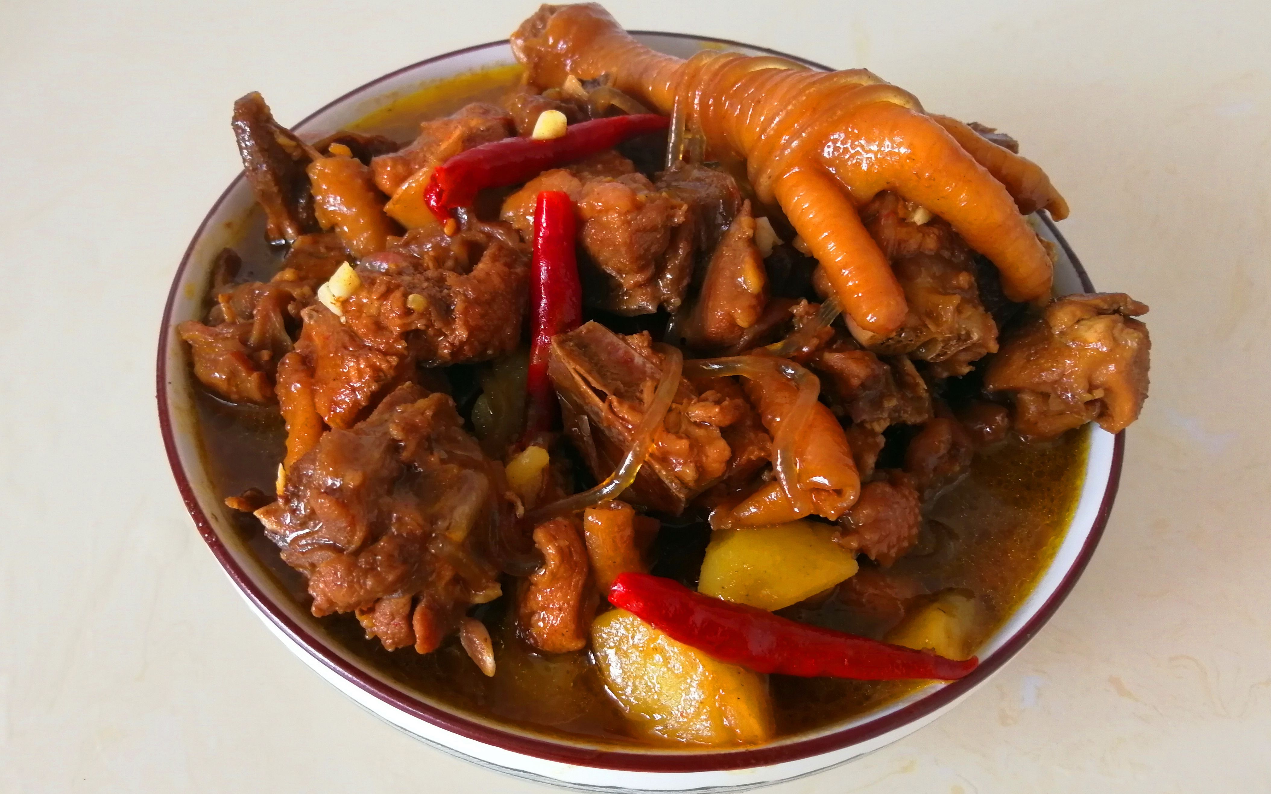 东北农村的4斤小笨鸡,炖了半只,隔着屏幕都能闻到香味!真下饭啊.