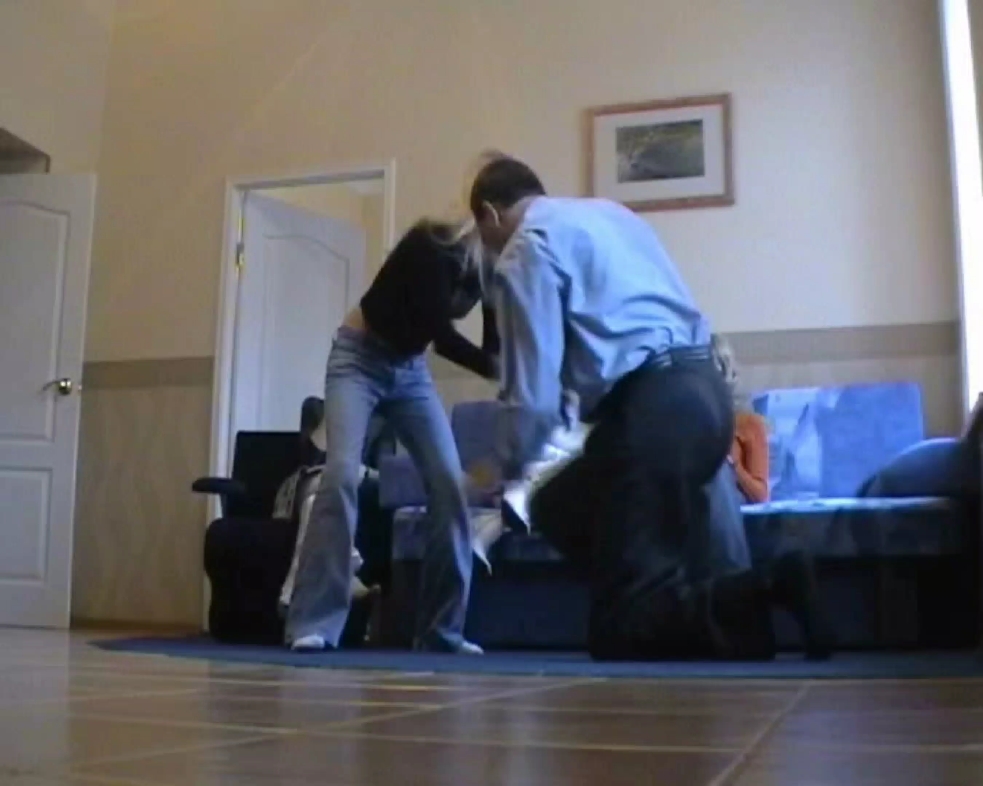 外国男子被女生踢裆,踢腹后倒地