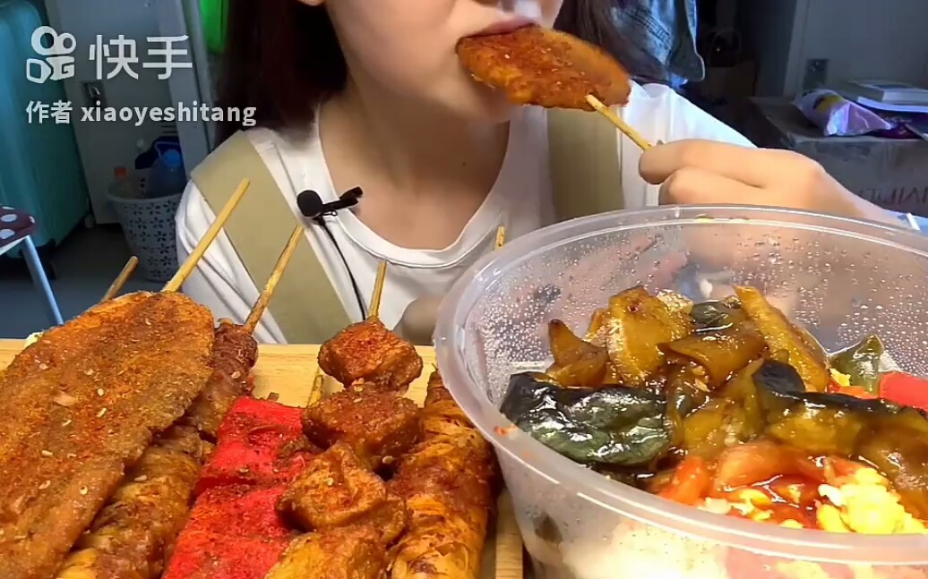  不一样的快手吃播>学校食堂也可以很好吃,小野小姐姐参上