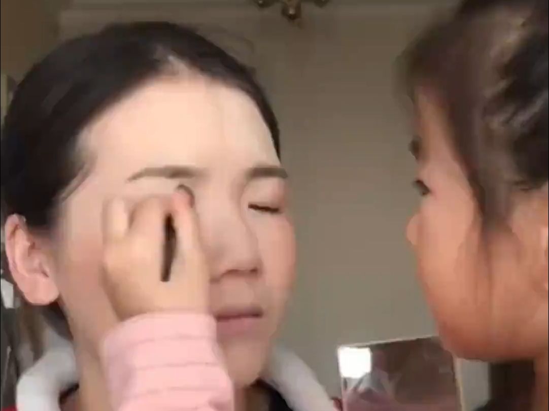 4岁宝宝娴熟为妈妈化妆,成果惊人!网友:出现了!先天化妆圣体!
