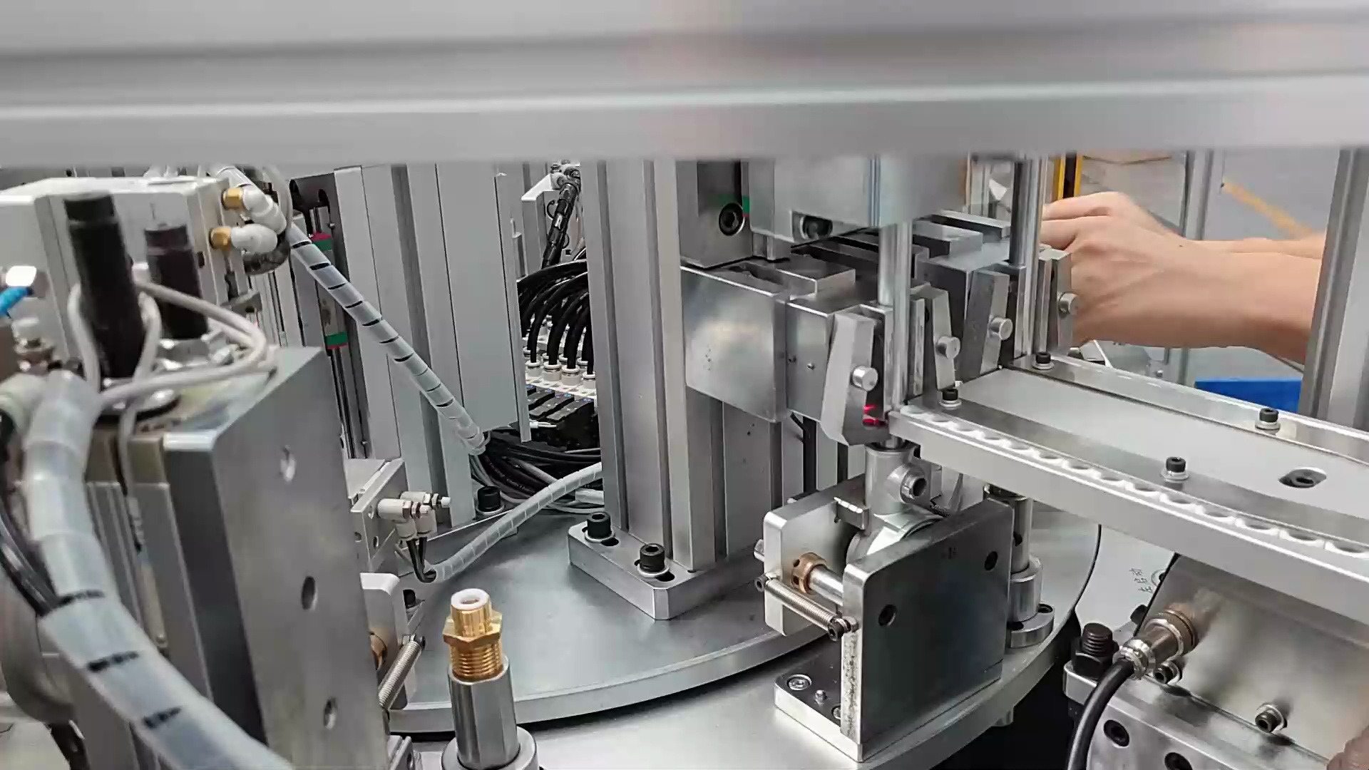 自闭阀自动锁螺丝机