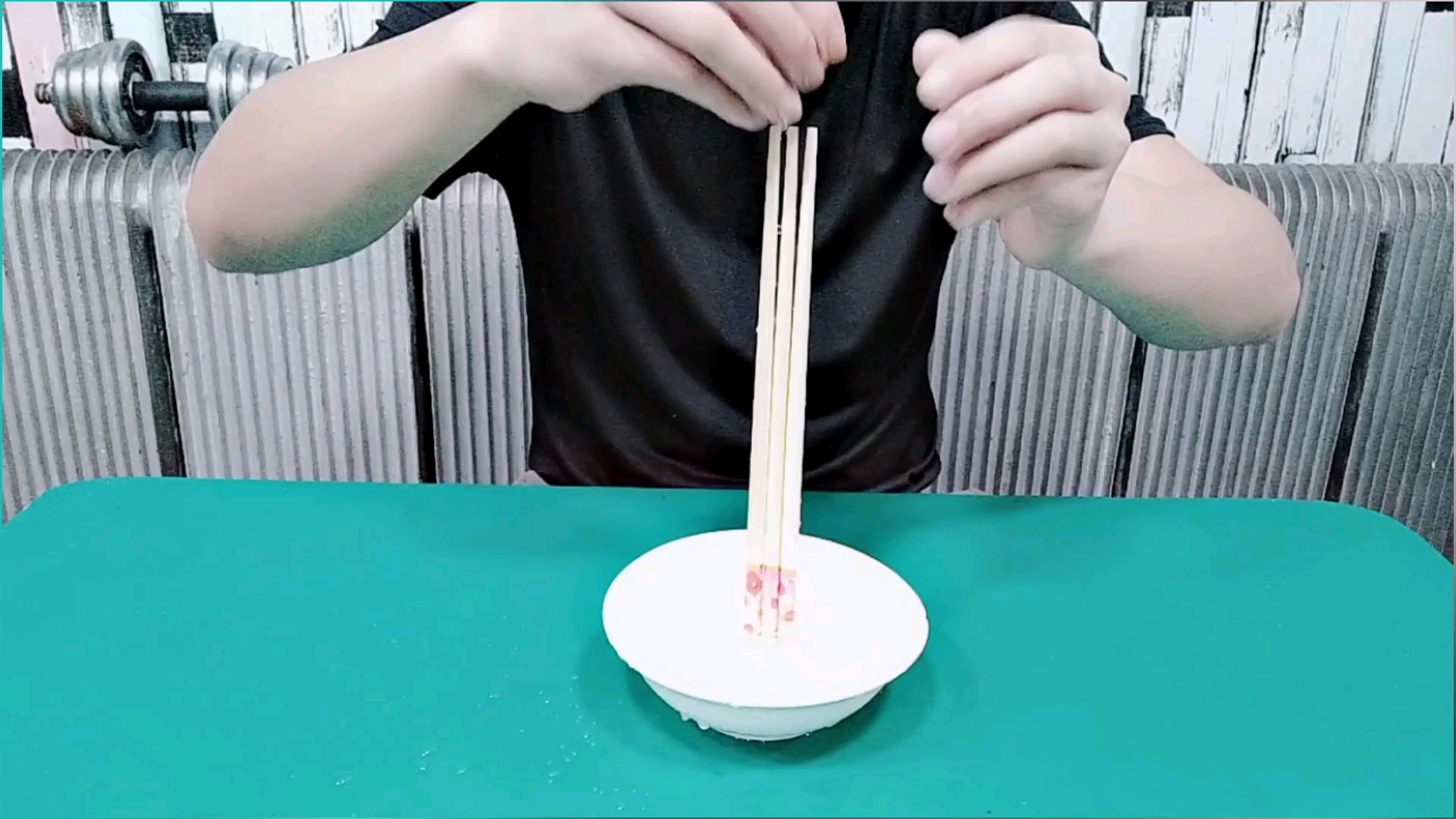 农村清水立筷子是真的吗?迷信还是技巧?亲自测试