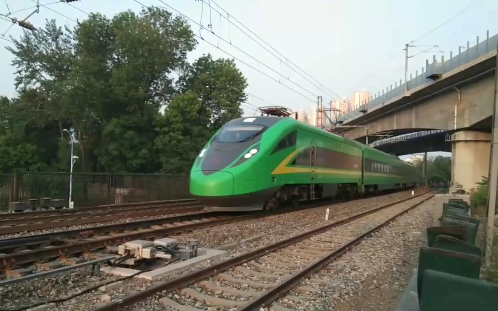 清晨南信号:d702通过南信号.上海—北京