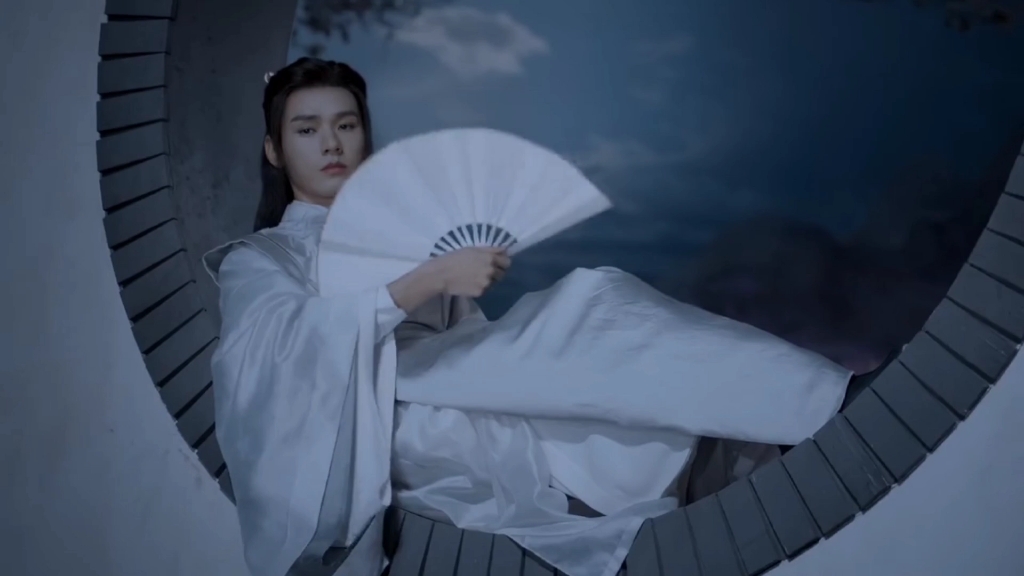 龚俊山河令月下摇扇