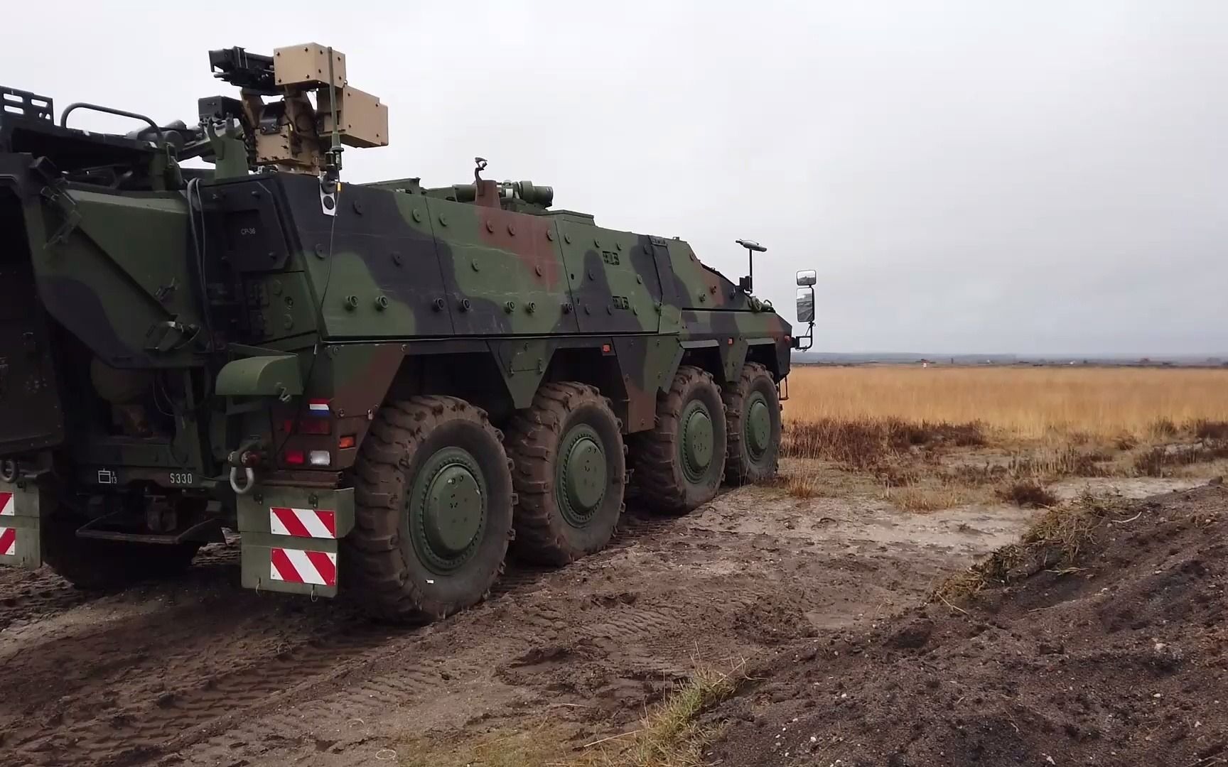 荷兰陆军第13轻步兵旅拳师犬装甲车30mm机炮和40mm榴弹发射器射击训练