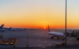 Video herunterladen: 我在北京大兴机场✈️拍到了日出全过程～🌅 10倍速哦