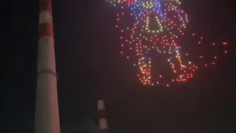 当无人机化作孙悟空：烟囱投影与空中编队的夜游魔术