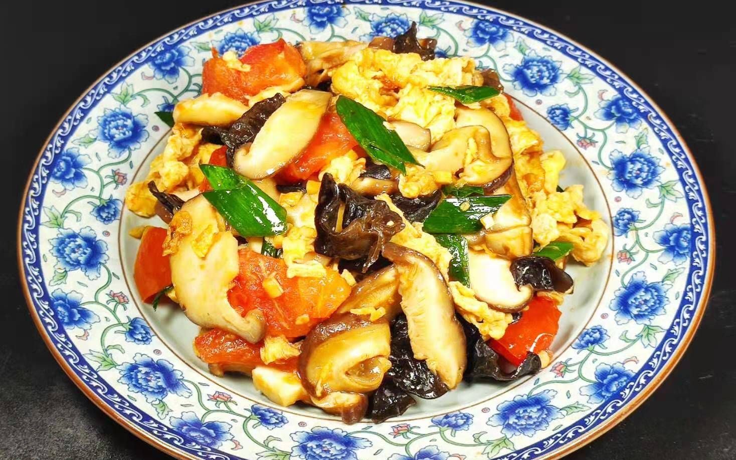 不到5块钱做一盘香菇番茄炒鸡蛋,清爽可口鲜美入味,色香味俱全_哔哩