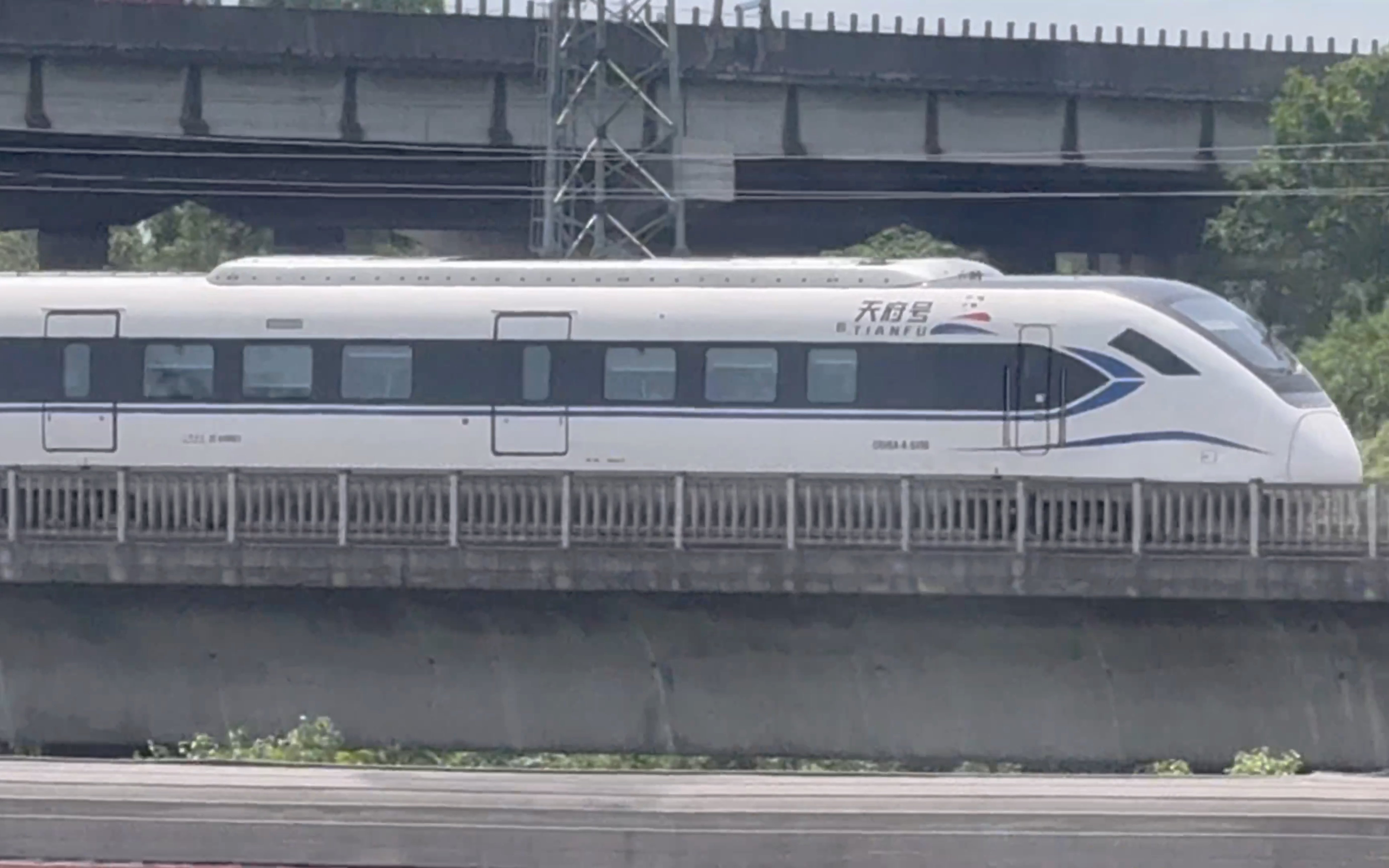 crh6aa与成都地铁10号线竞速