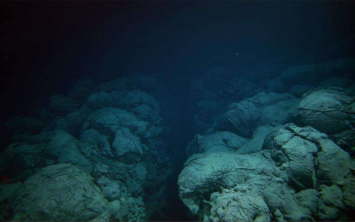 马里亚纳海沟底部图片