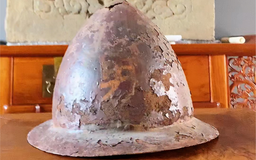 来个大明朱漆描金勇字盔!