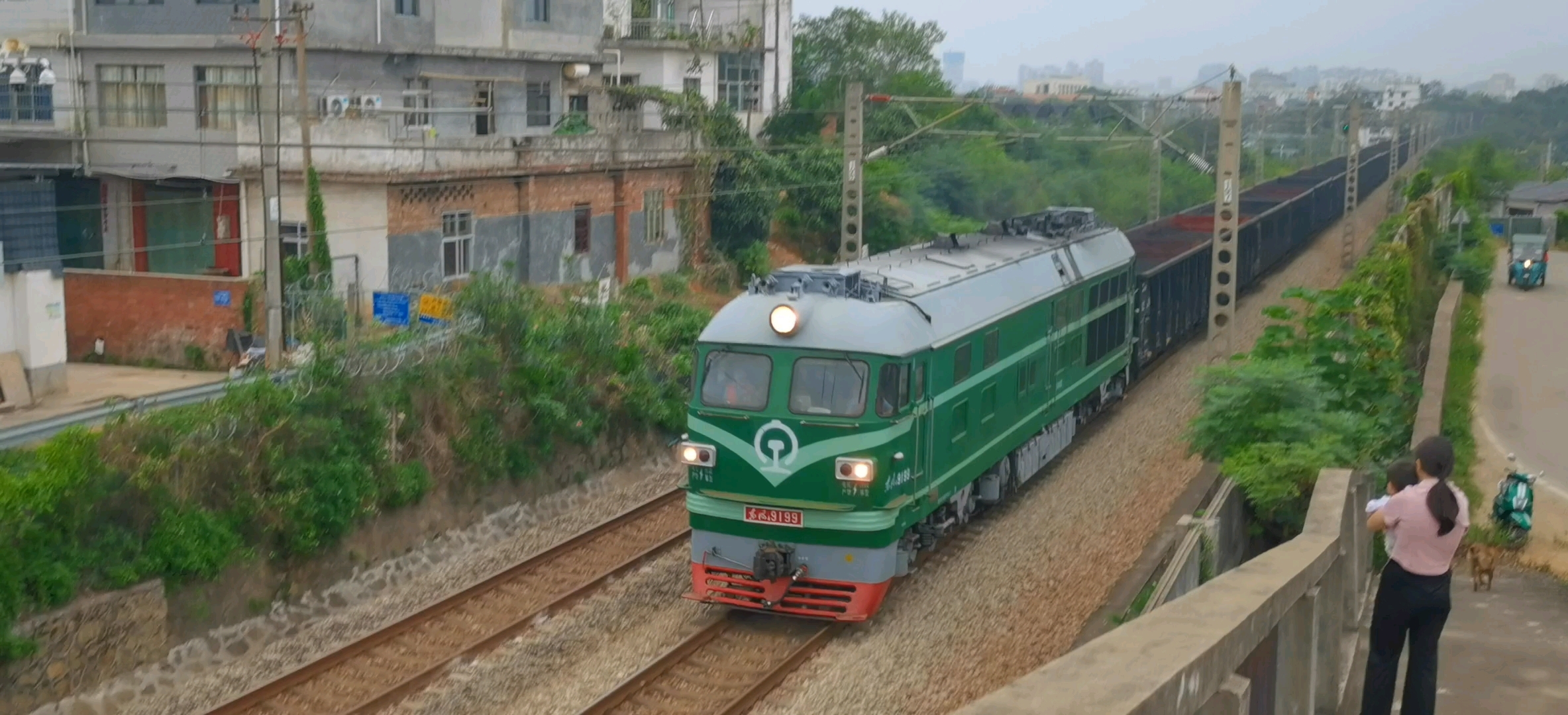 赣州京九线沙石镇附近东风4b瓜爷型车头拉货运行区间