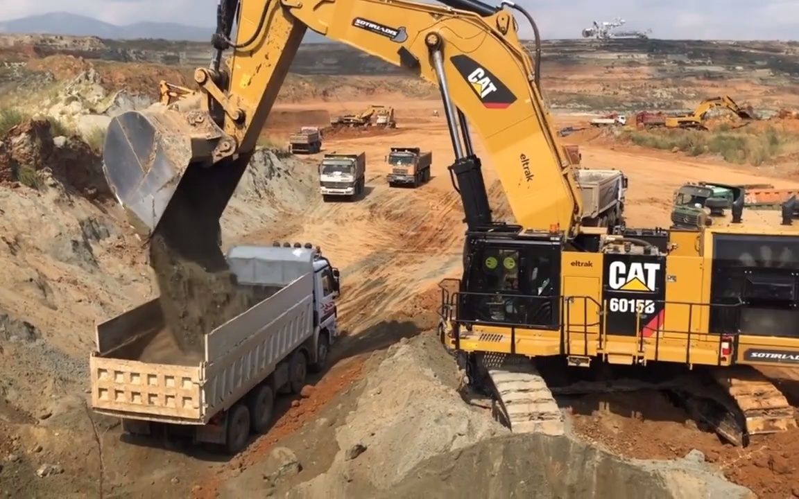 卡特彼勒6015b大型矿山挖掘机干活,威武霸气有力量